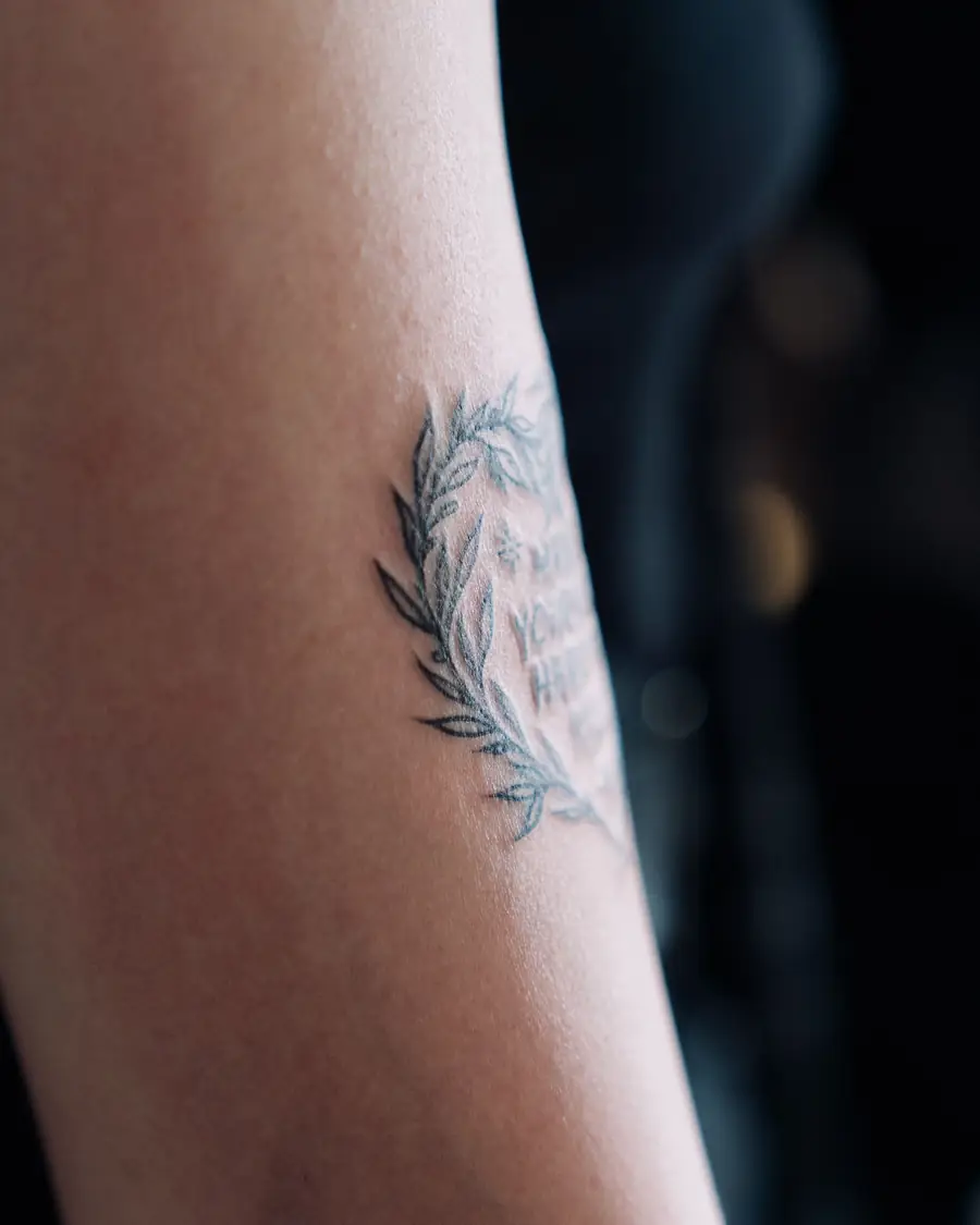Fine line leaf wreath on the inner upper arm